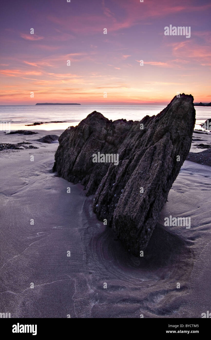 Steinerne - West Dale Bay bei Sonnenuntergang, Skokholm Insel im Abstand, Pembrokeshire, Wales, UK Stockfoto