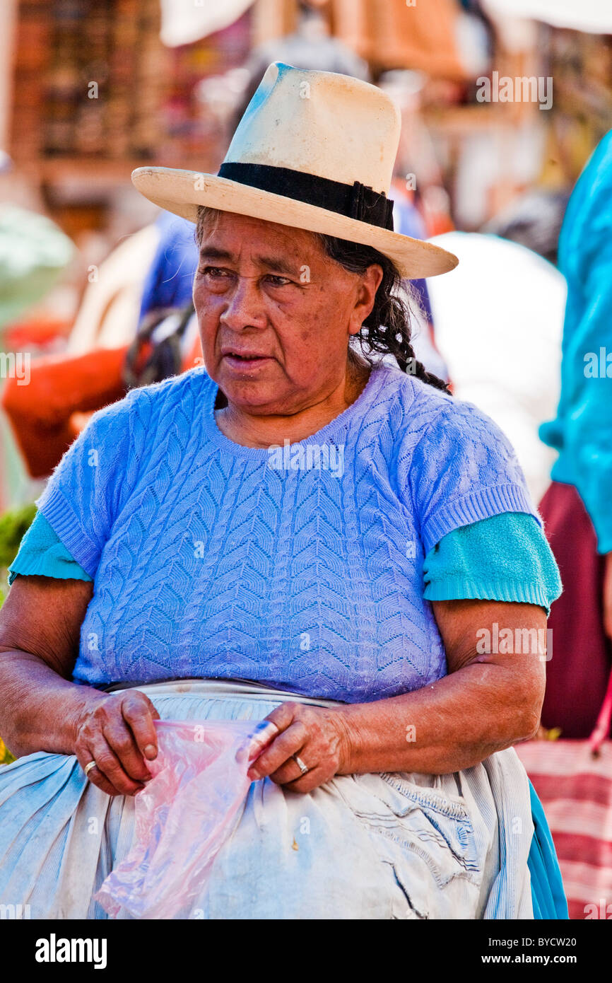 Ältere Dame saß auf dem Markt von Pisac, Heiliges Tal, Peru, Südamerika. Stockfoto