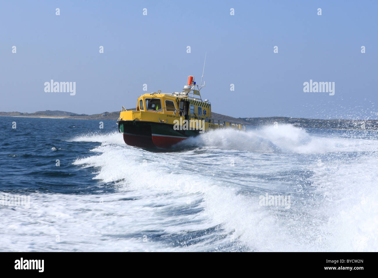 Krankenwagen Boot der Star of Life auf See vor Str. Marys auf Isles of Scilly UK England es von Hugh Town betreibt Stockfoto