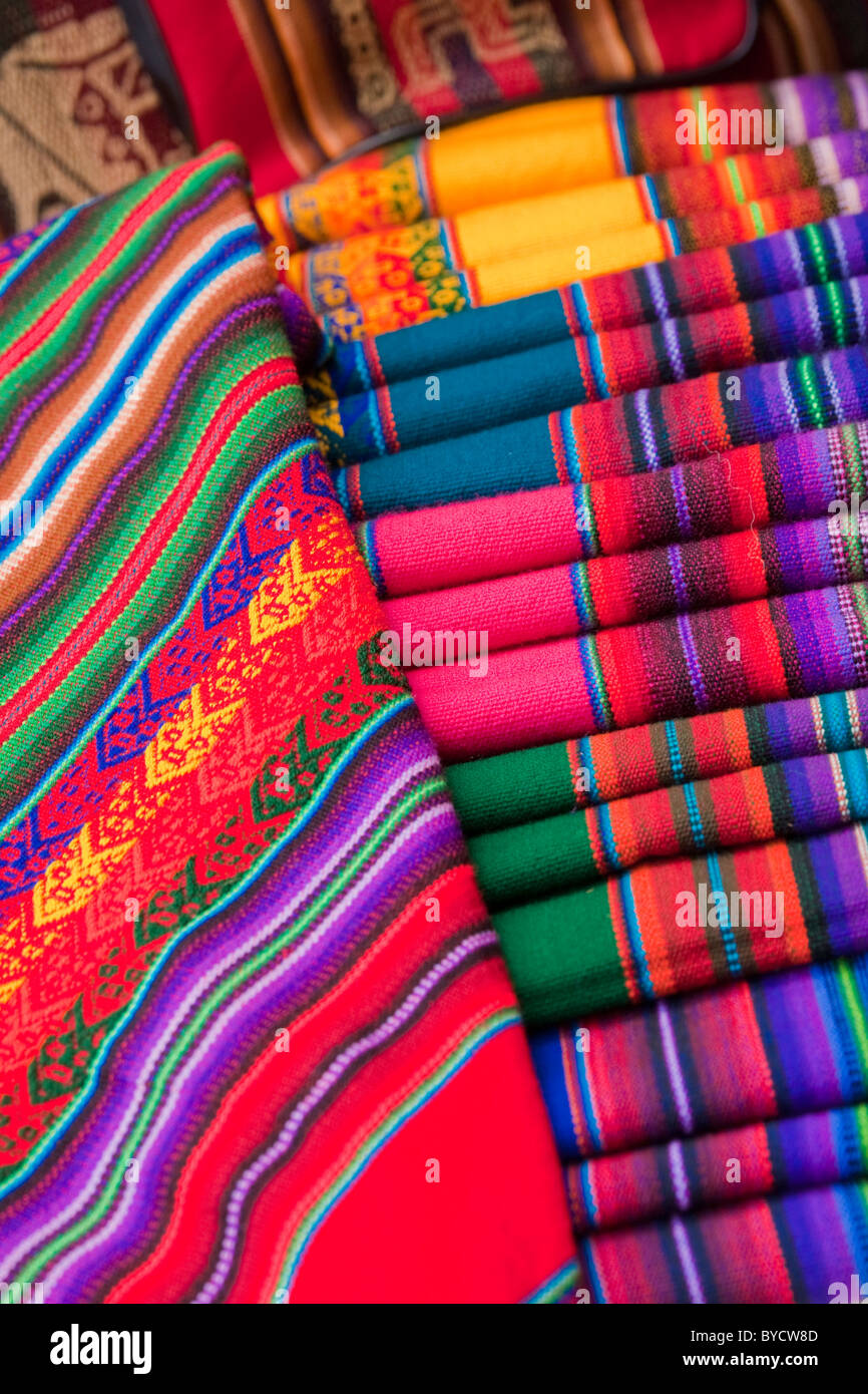 Material und Stoff typisch für Südamerika zum Verkauf auf den lokalen Märkten, Peru. Stockfoto
