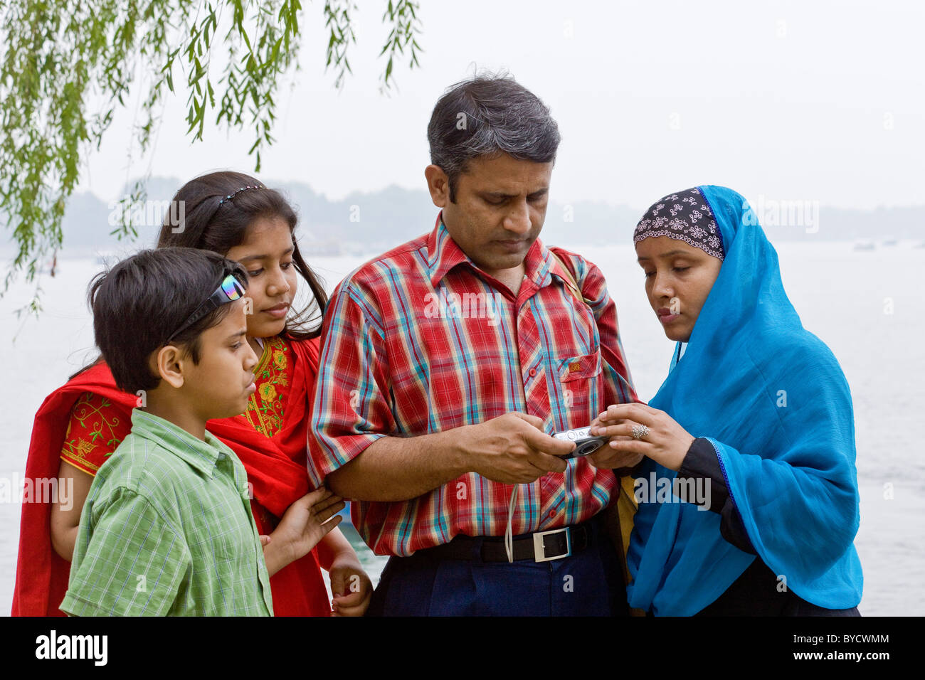 Familie von Touristen aus Bangladesch an der neuen Sommerpalast, Peking, Volksrepublik China. JMH4794 Stockfoto
