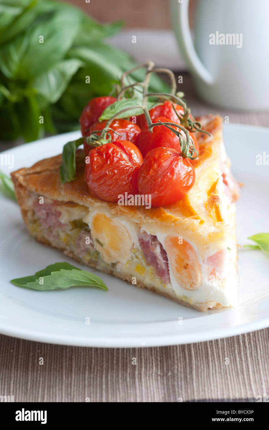 Ein Teil des Ei und Speck Kuchen auf einem Teller Stockfoto