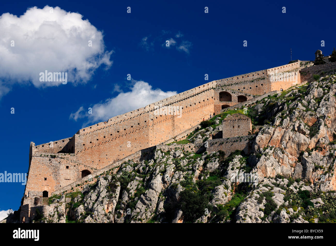 Palamidi Burg, der imposanteste unter den 3 Burgen der Stadt Nafplion, schwebt über der Stadt. Argolis, Peloponnes, Griechenland Stockfoto