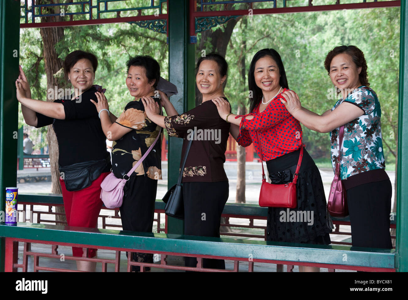 Gruppe von fünf attraktiven chinesischen Frauen im mittleren Alter auf dem Gelände des neuen Sommerpalast, Peking, China. JMH4808 Stockfoto