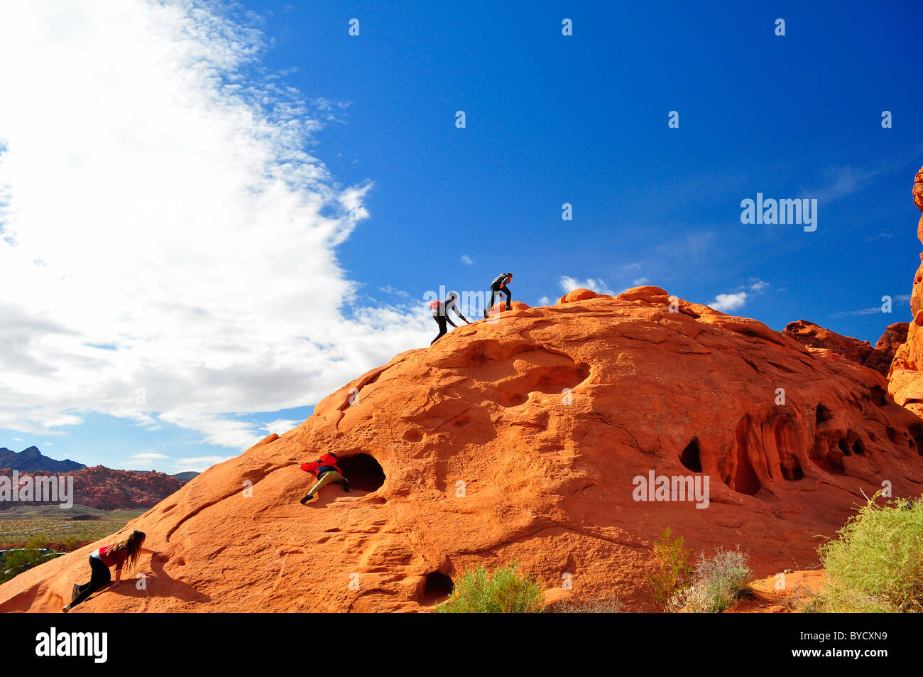 Kinder klettern Felsformation im Valley of Fire, Nevada Stockfoto