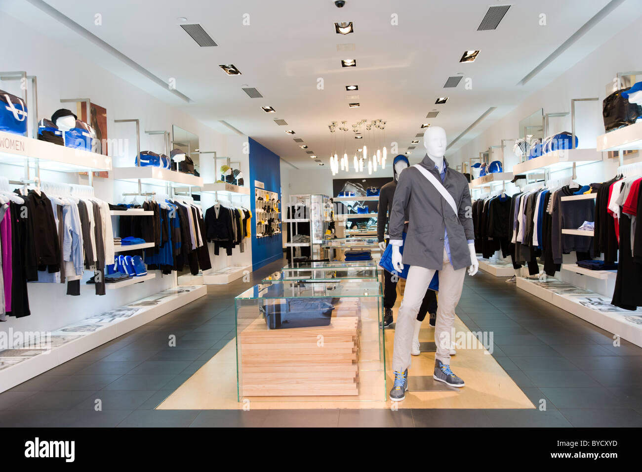 Adidas clothes shop store -Fotos und -Bildmaterial in hoher Auflösung –  Alamy