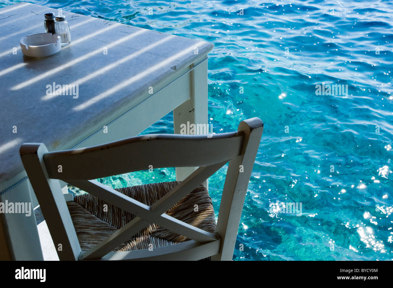 Cafe am Rand Wassers, Ammoudi, Santorin Stockfoto