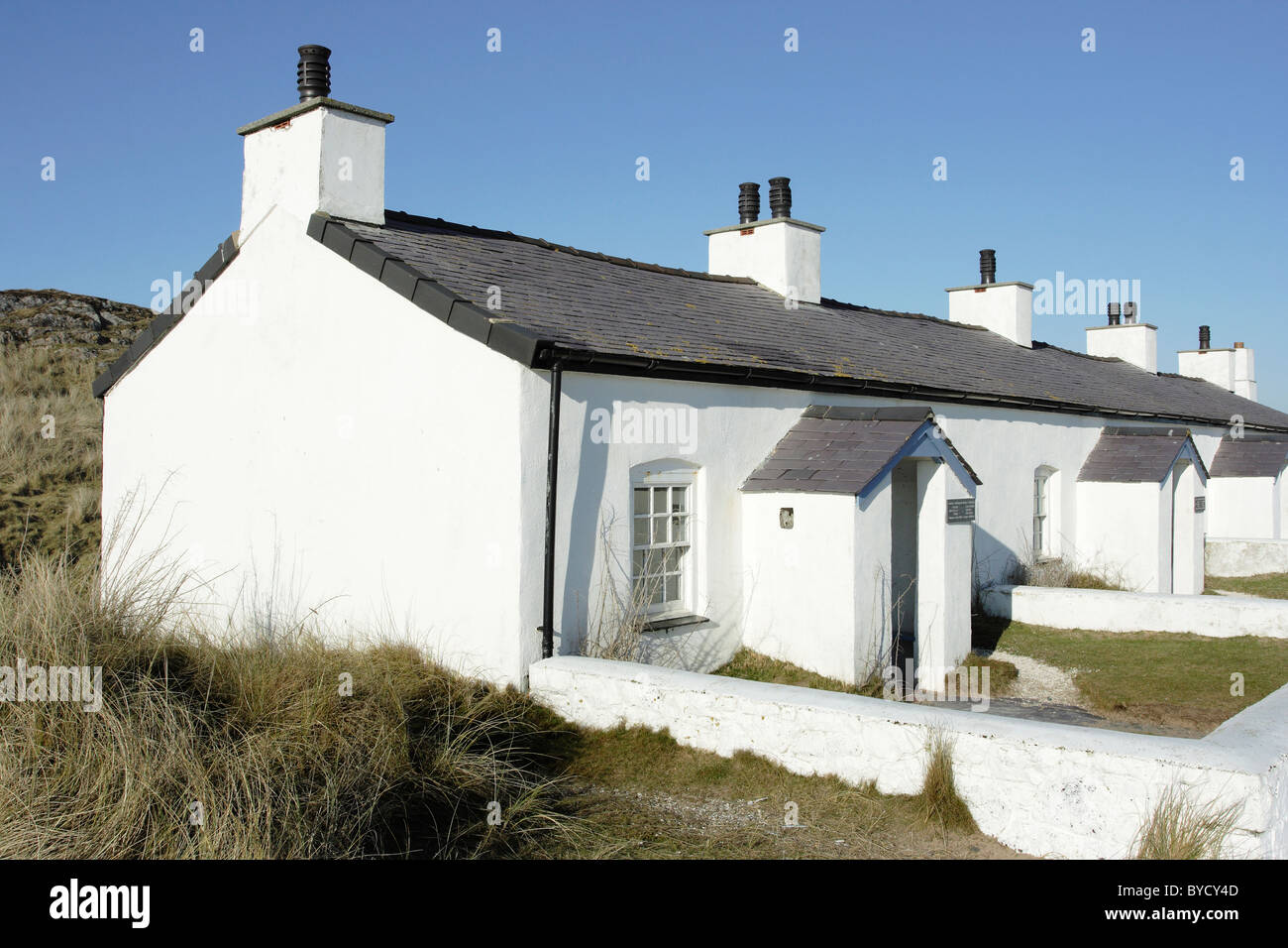 Eine Reihe Piloten der alten Hütten, jetzt stillgelegten auf Llanddwyn Island, Anglesey, Nordwales Stockfoto