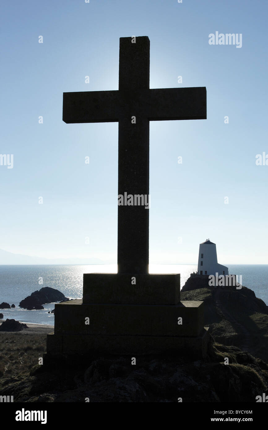 St Dwynwens Kreuz und den Leuchtturm auf Llanddwyn Island, Anglesey, Nordwales Stockfoto