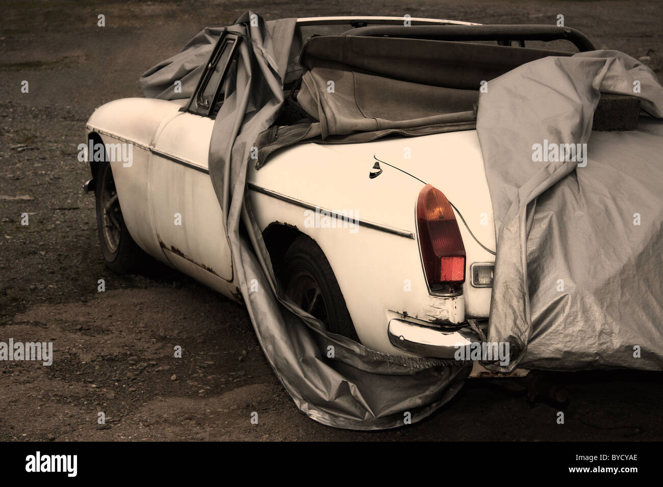 Eine alte klassische MG Midget brauchen Arbeit im Rahmen einer Restaurierung wieder seine frühere Schönheit Stockfoto