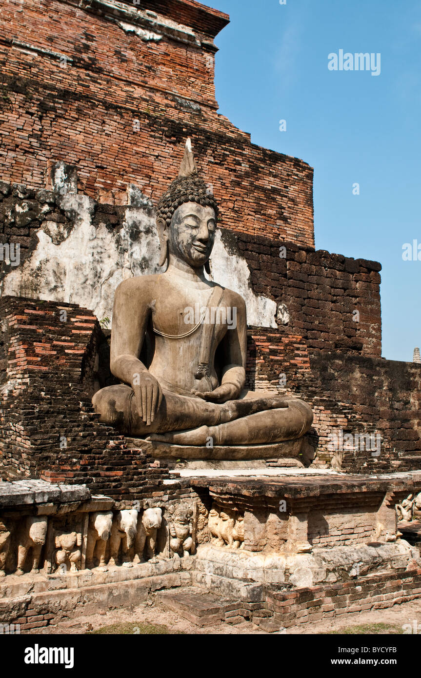 Buddha-Statue, Wat Mahathat, Sukhothai Historical Park, Thailand sitzen Stockfoto