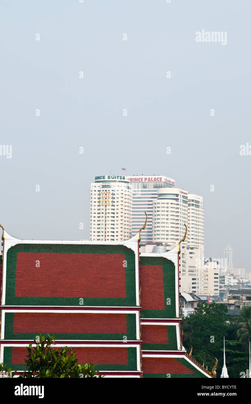 Blick auf die traditionelle und moderne Architektur vom Golden Mount, Sakesa Tempel, Bangkok, Thailand Stockfoto