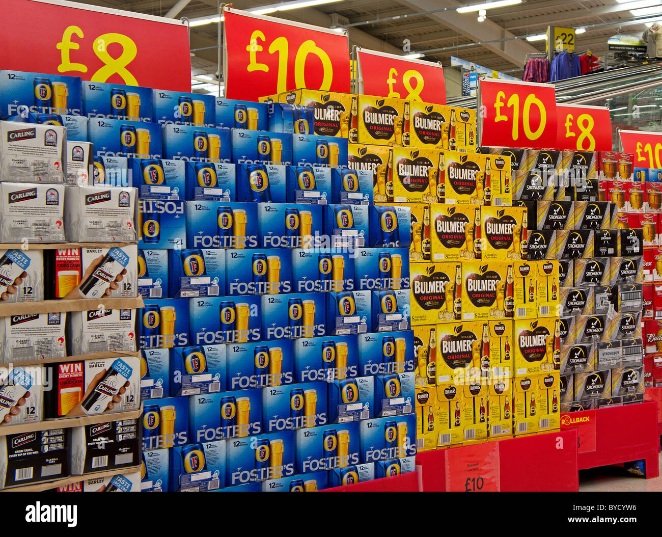 Packungen mit billigem Bier in einem Asda Supermarkt, UK Stockfoto