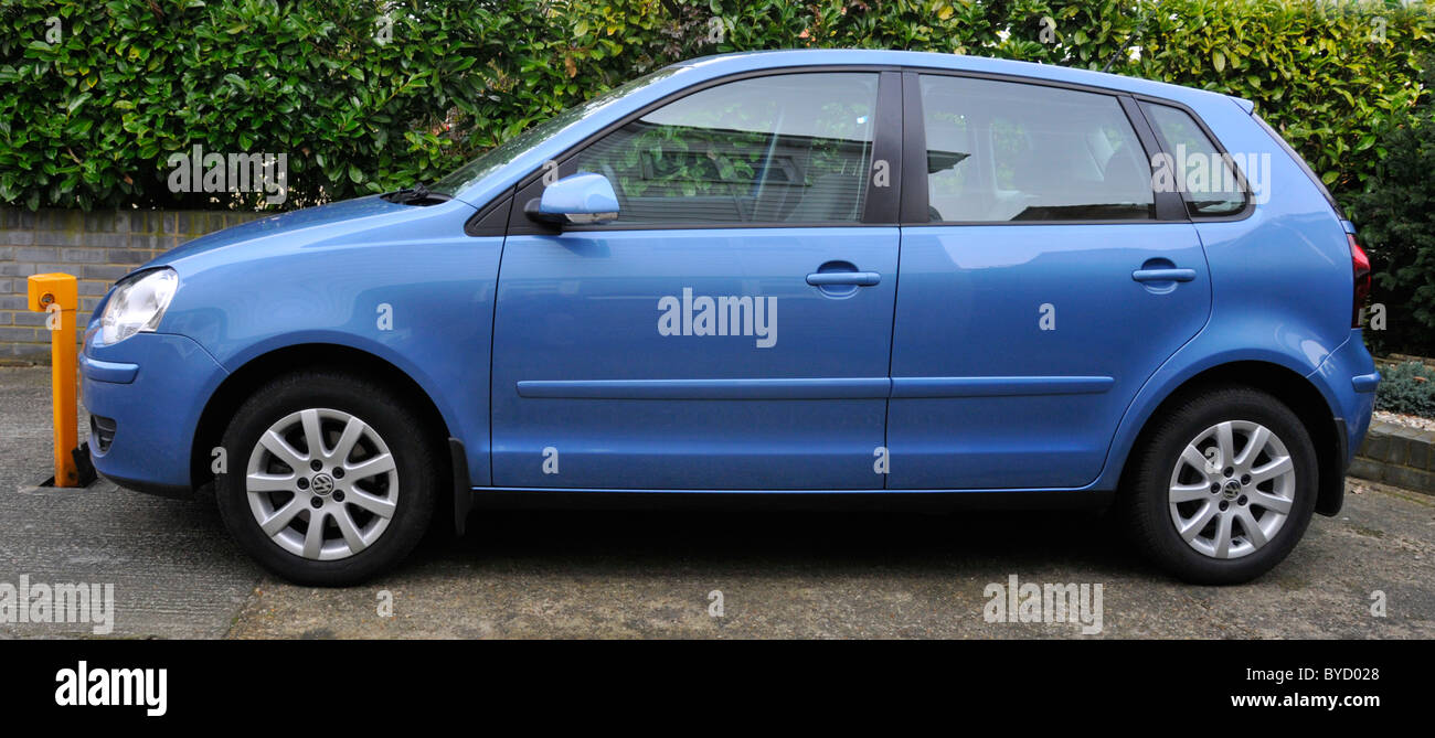 Gelbe sperren Sicherheit Post vor blauen VW Polo Limousine Auto in der Einfahrt der inländischen Heim Unterkunft Essex England UK geparkt Stockfoto