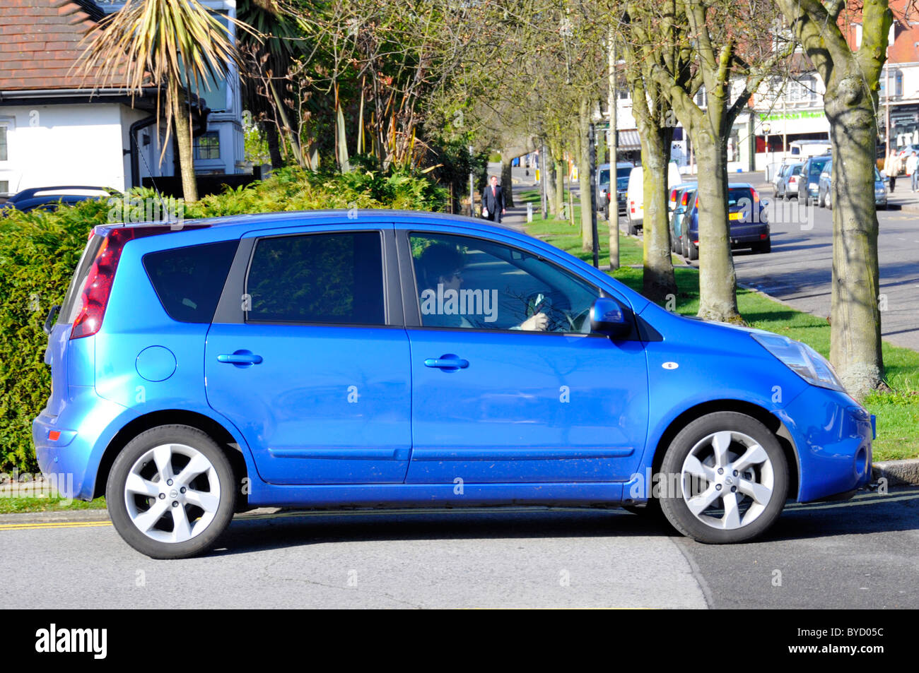 Rentner-Frau-Pkw-Fahrer in einem Nissan Note Stockfoto