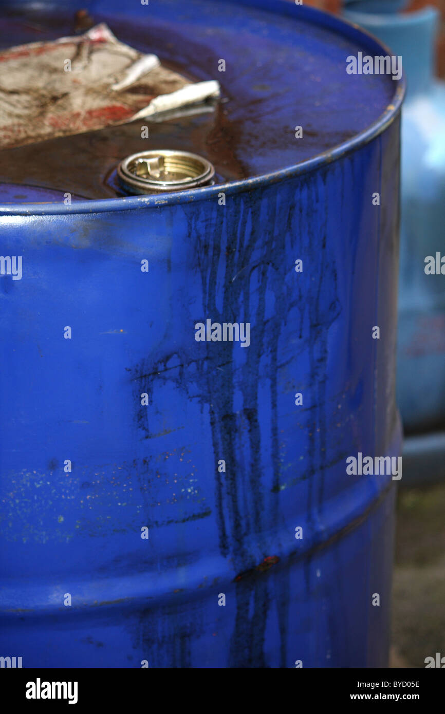 Eine blaue Ölfass mit giftigen Abfällen oder flüssigen Chemikalien im Inneren Stockfoto