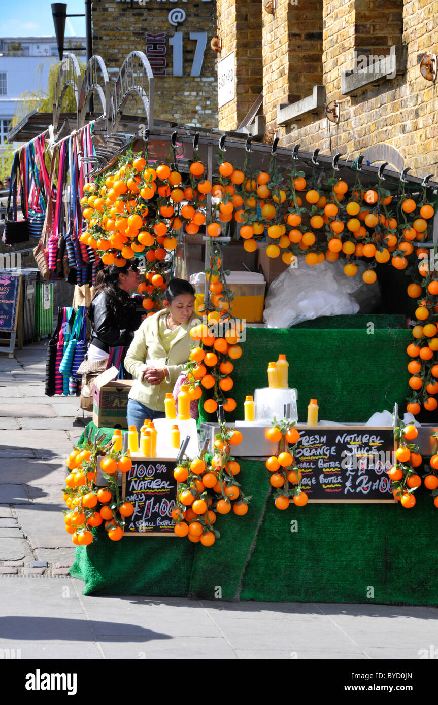 Stall am Camden Market natürlicher Orangensaft Getränke an einem heißen Sommertag zu verkaufen Stockfoto