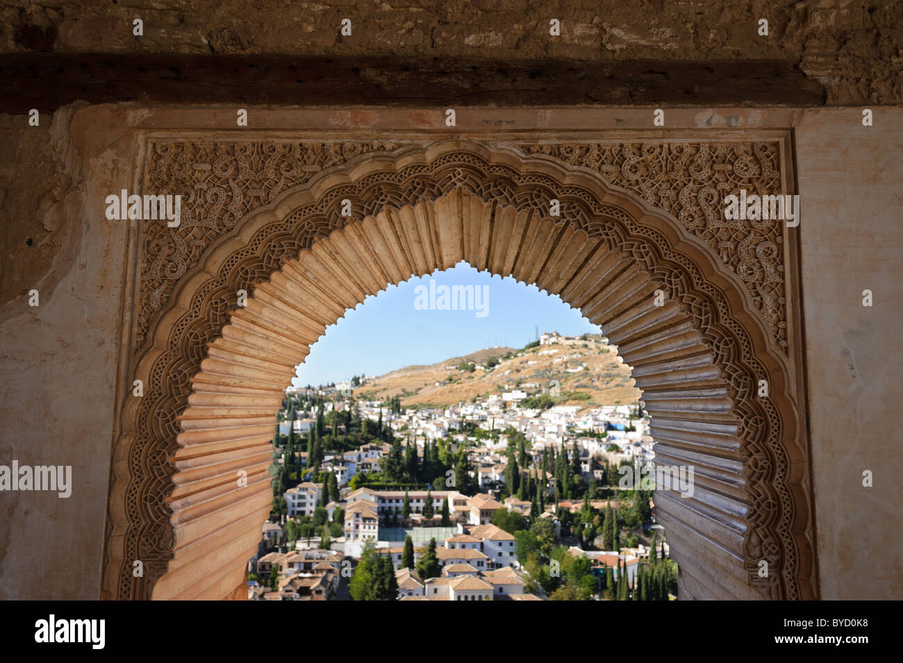 Ein Blick durch einen maurischen Fenster über der Stadt Granada gesehen von der Alhambra Stockfoto