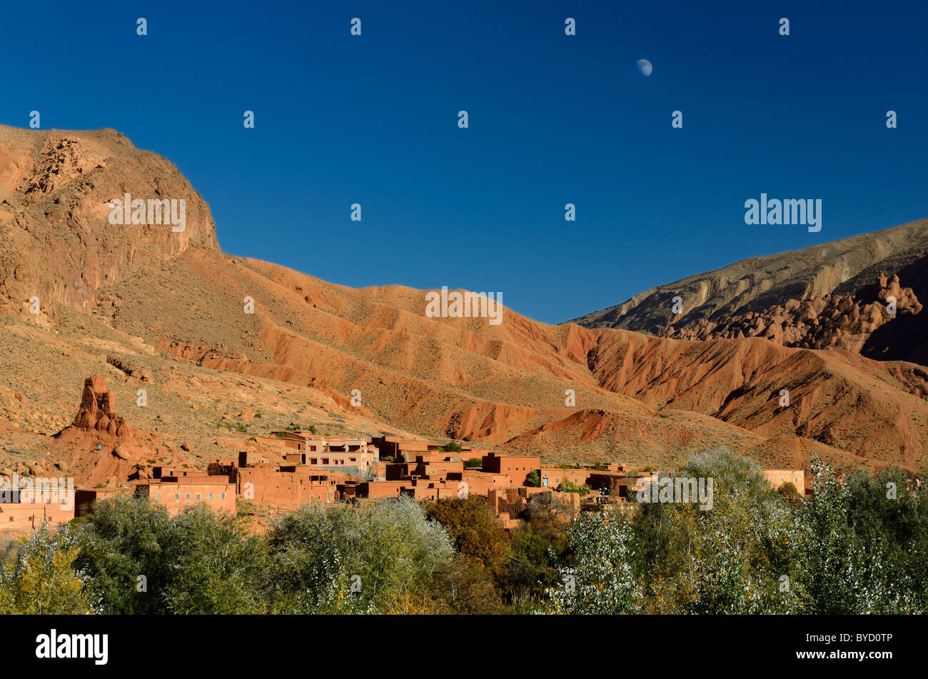 Der Mond im blauen Himmel über die rote Erde und die Felsformationen in der Dades-schlucht Marokko Stockfoto