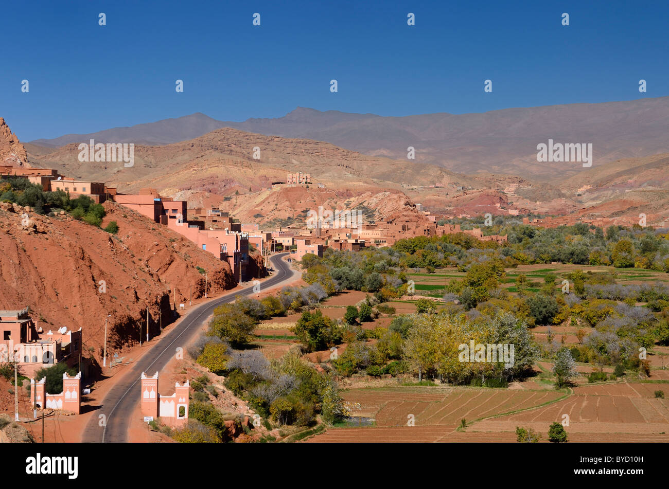 Ackerland und Red Rock Hügeln in der Dades-schlucht im Hohen Atlas Marokko mit blauem Himmel Stockfoto