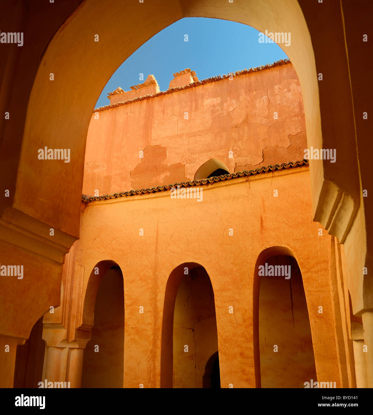 Arkaden im Innenhof der bröckelnden Kasbah Ait Du Dades Schlucht Marokko Stockfoto
