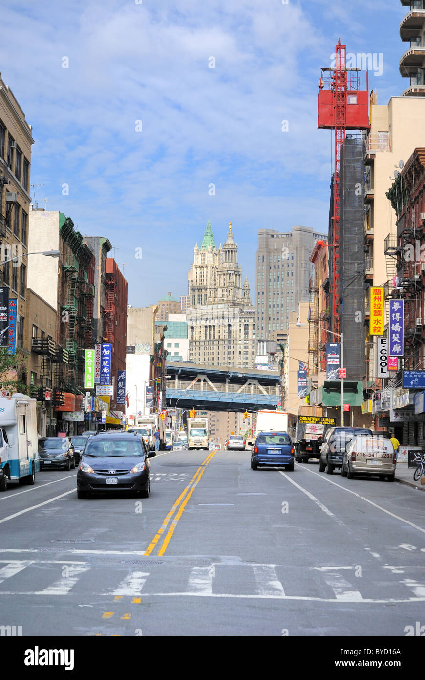East Broadway New York City ist Teil des Viertels Chinatown mit dem städtischen Gebäude im Hintergrund. 11. Mai 2010. Stockfoto
