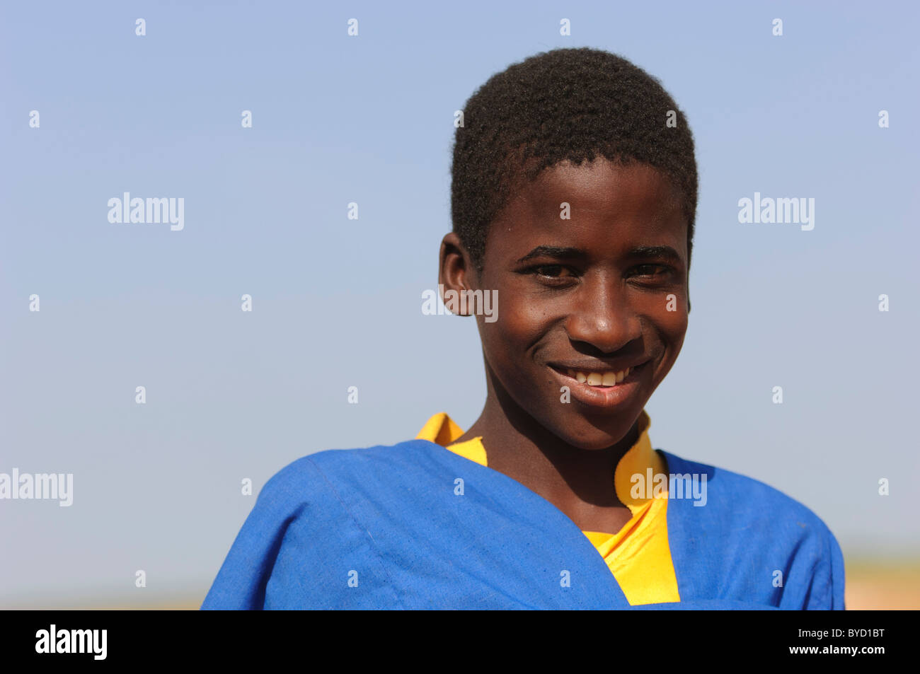 Junger Peul Hirte in blauen Gewändern. Mali. Stockfoto