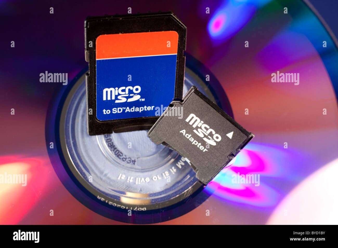 Micro-SD-Adapter auf einem DVD-Hintergrund Stockfoto