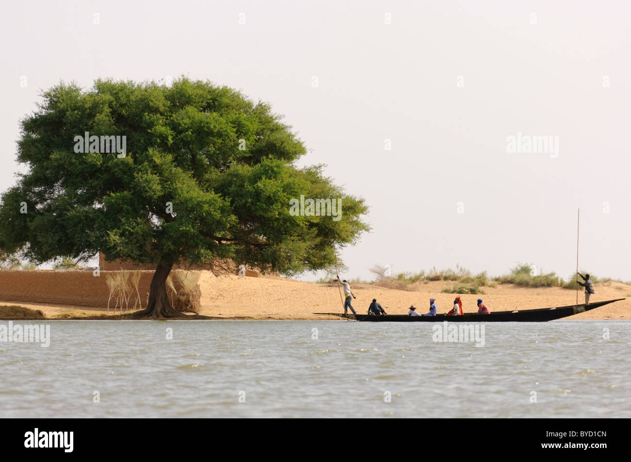 Dorfbewohner, überqueren den Fluss Niger in einem Einbaum, "Timbuktu Region", Mali. Stockfoto
