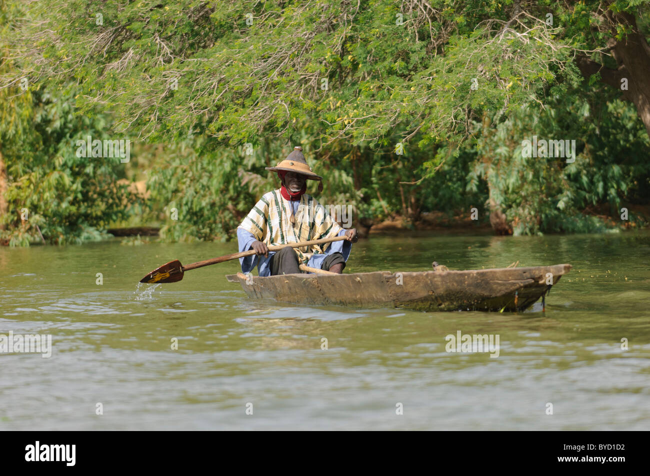 Älterer Mann überquert den Fluss Niger in einem Einbaum. , "Timbuktu Region", Mali. Stockfoto