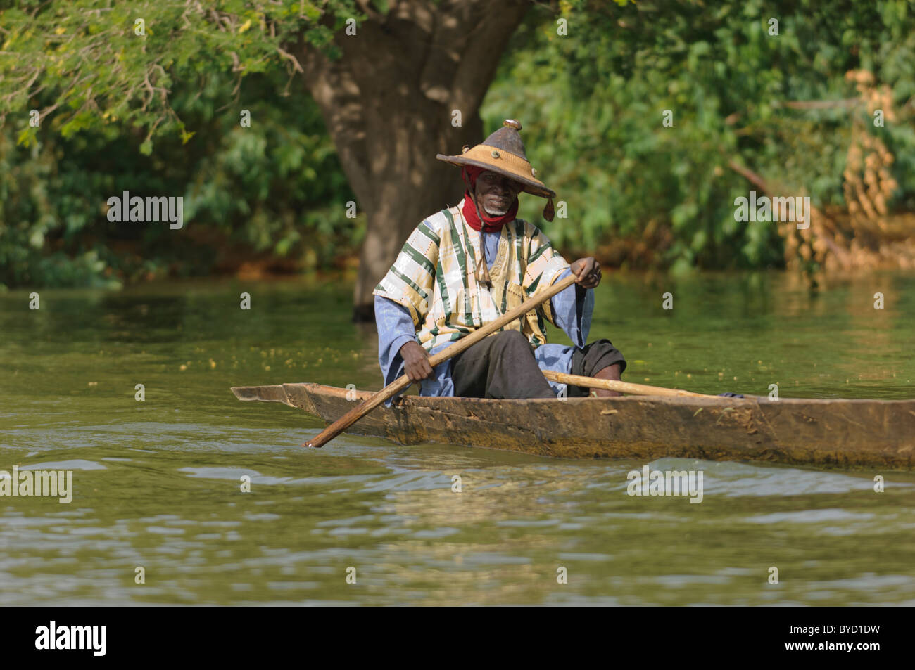 Älterer Mann überquert den Fluss Niger in einem Einbaum. , "Timbuktu Region", Mali. Stockfoto