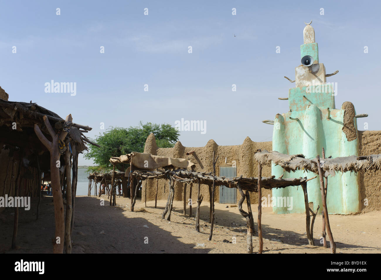 Grün gefärbt Moschee in einem kleinen Dorf am Ufer des Niger.  "Timbuktu Region", Mali. Stockfoto