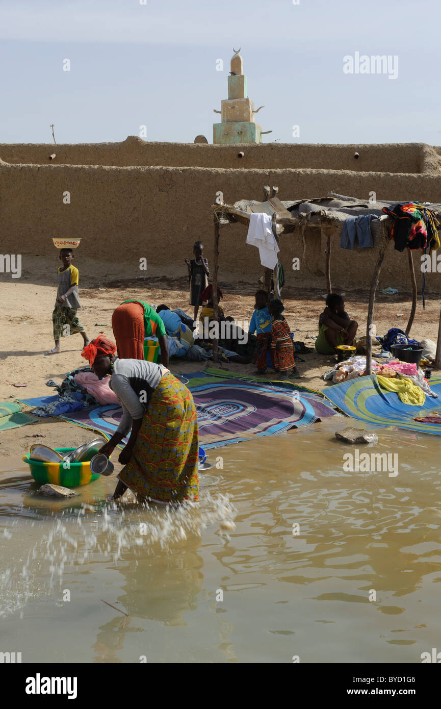 Frauen, die Reinigung der Küchenutensilien in einem kleinen Dorf am Ufer des Niger.  "Timbuktu Region", Mali. Stockfoto