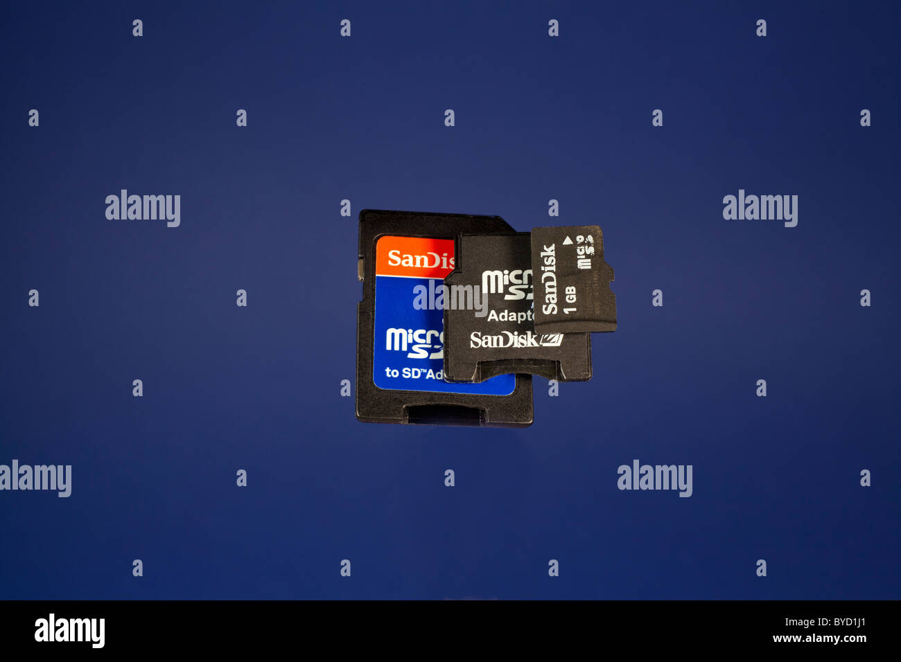 Mini SD-Karte und Adapter auf einem farbigen Hintergrund Stockfoto