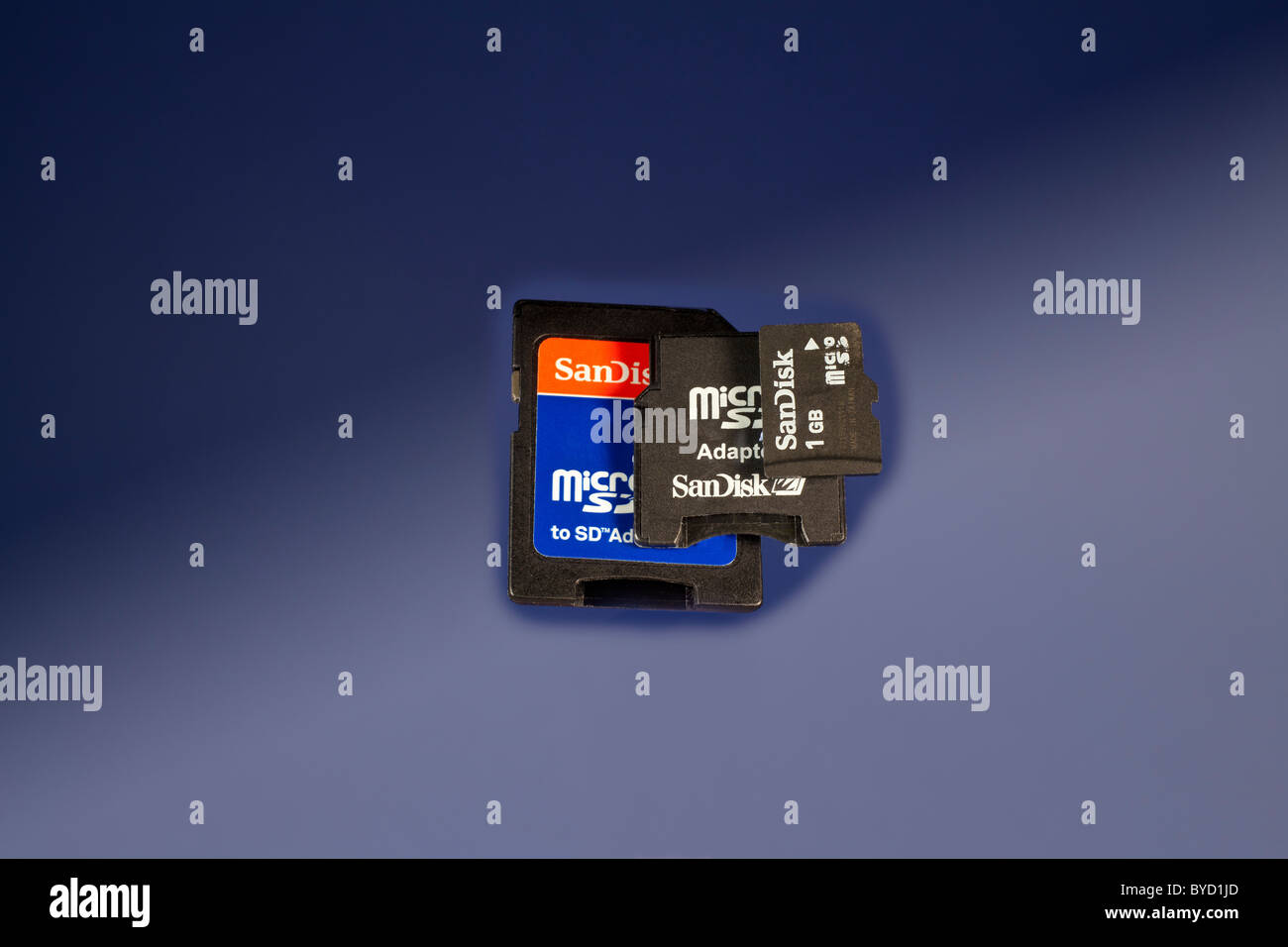 Mini SD-Karte und Adapter auf einem farbigen Hintergrund Stockfoto