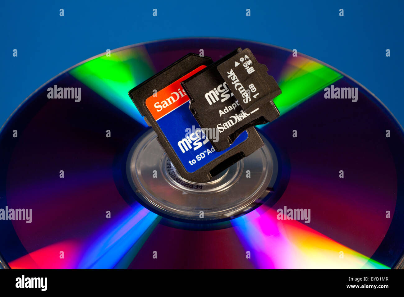 Eine Mini-SD-Karte auf einem DVD-Hintergrund Stockfoto