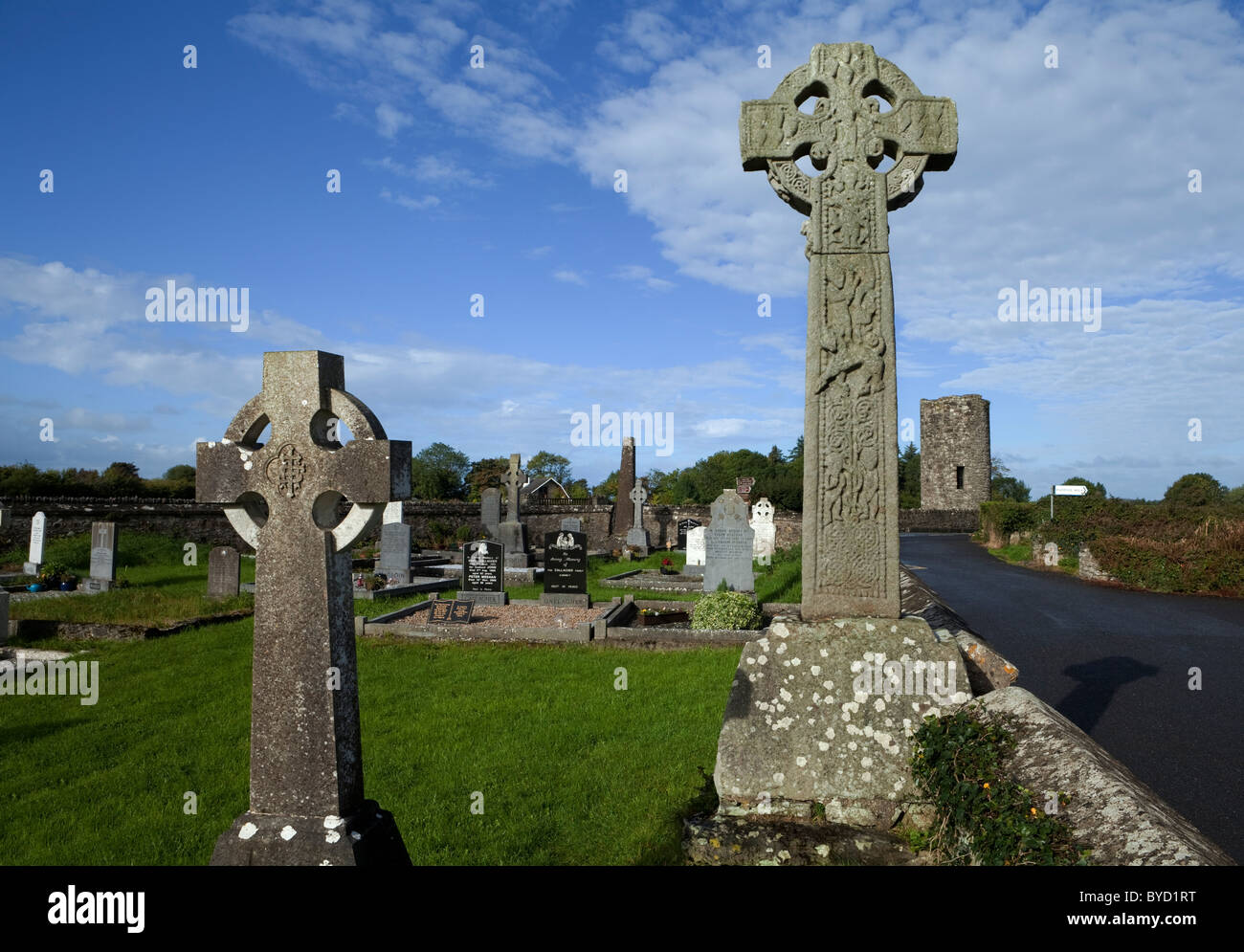 10. Jahrhundert hohe Kreuz und stumpf eines runden Turmes, Reste des Klosters am Drumcliffe, County Sligo, Irland Stockfoto