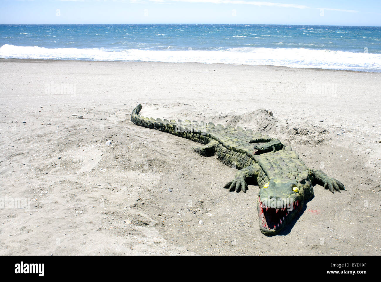 realistische, Sand, Kunst, Skulptur, Krokodil, auf, am Strand, Torrox Costa, spanischen Stränden, Resort, spanische Resorts, Stockfoto