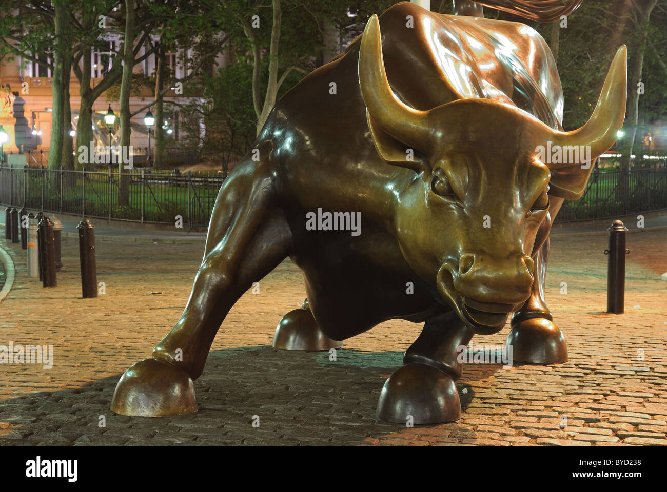 Laden Sie Stier, ein Wahrzeichen Statue in Bowling Green in Lower Manhattan. Stockfoto