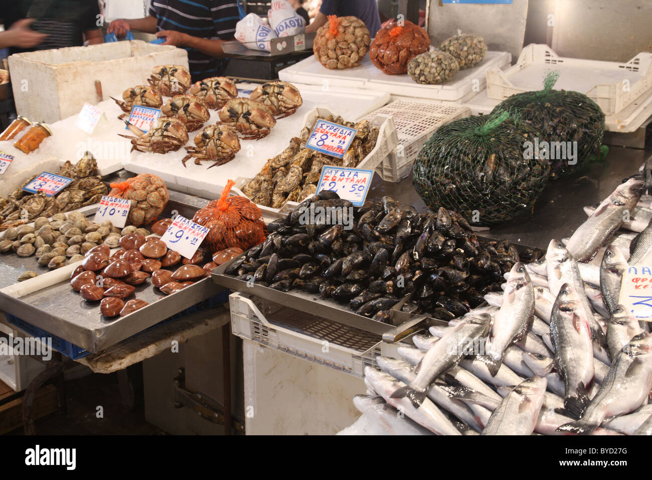 Fisch zum Verkauf an Athen zentralen Fischmarkt Athinas Street, Athen, Griechenland Stockfoto