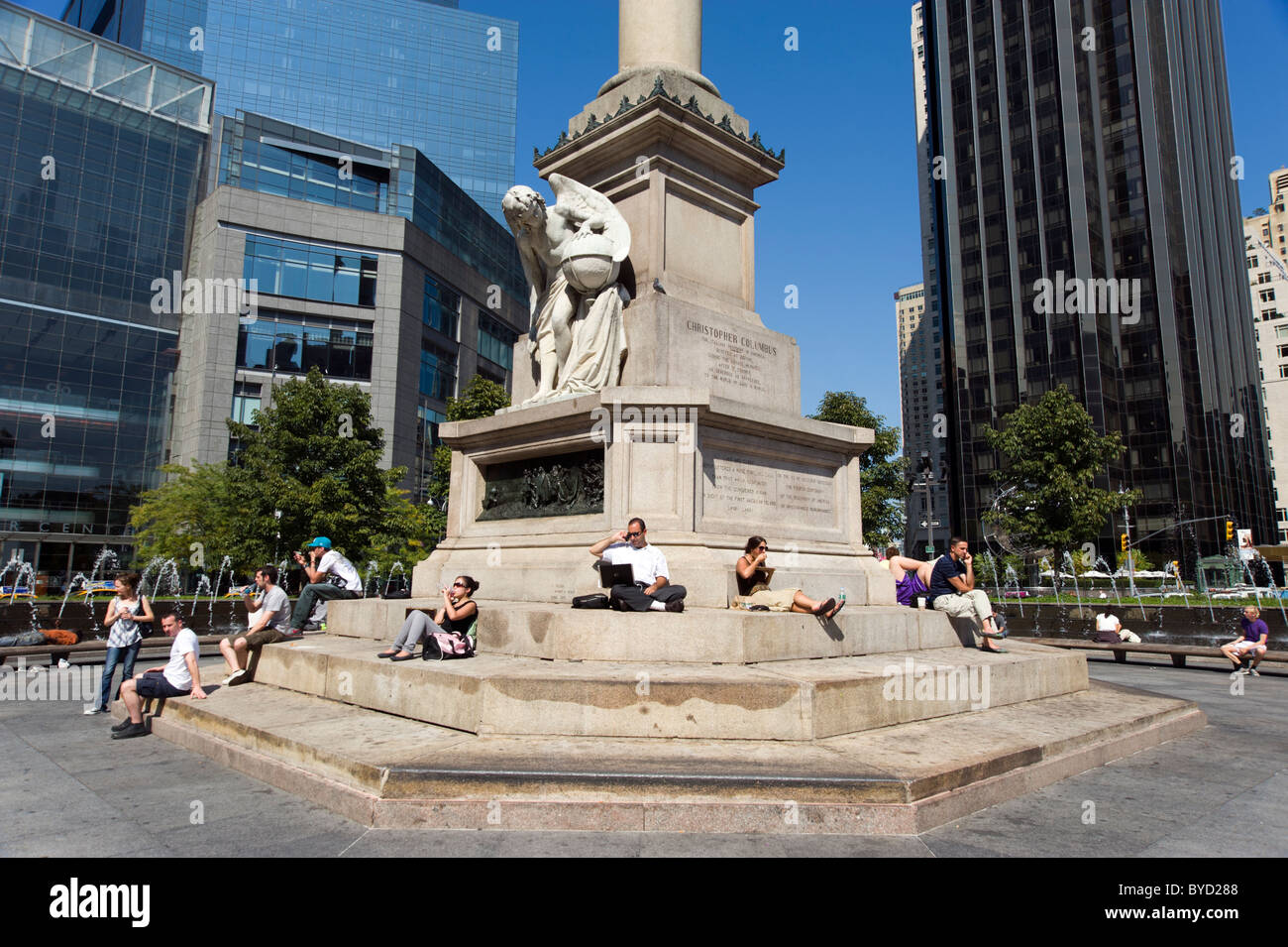 Büro Arbeitnehmer, die Mittagspause in Columbus Circle, New York City, USA Stockfoto