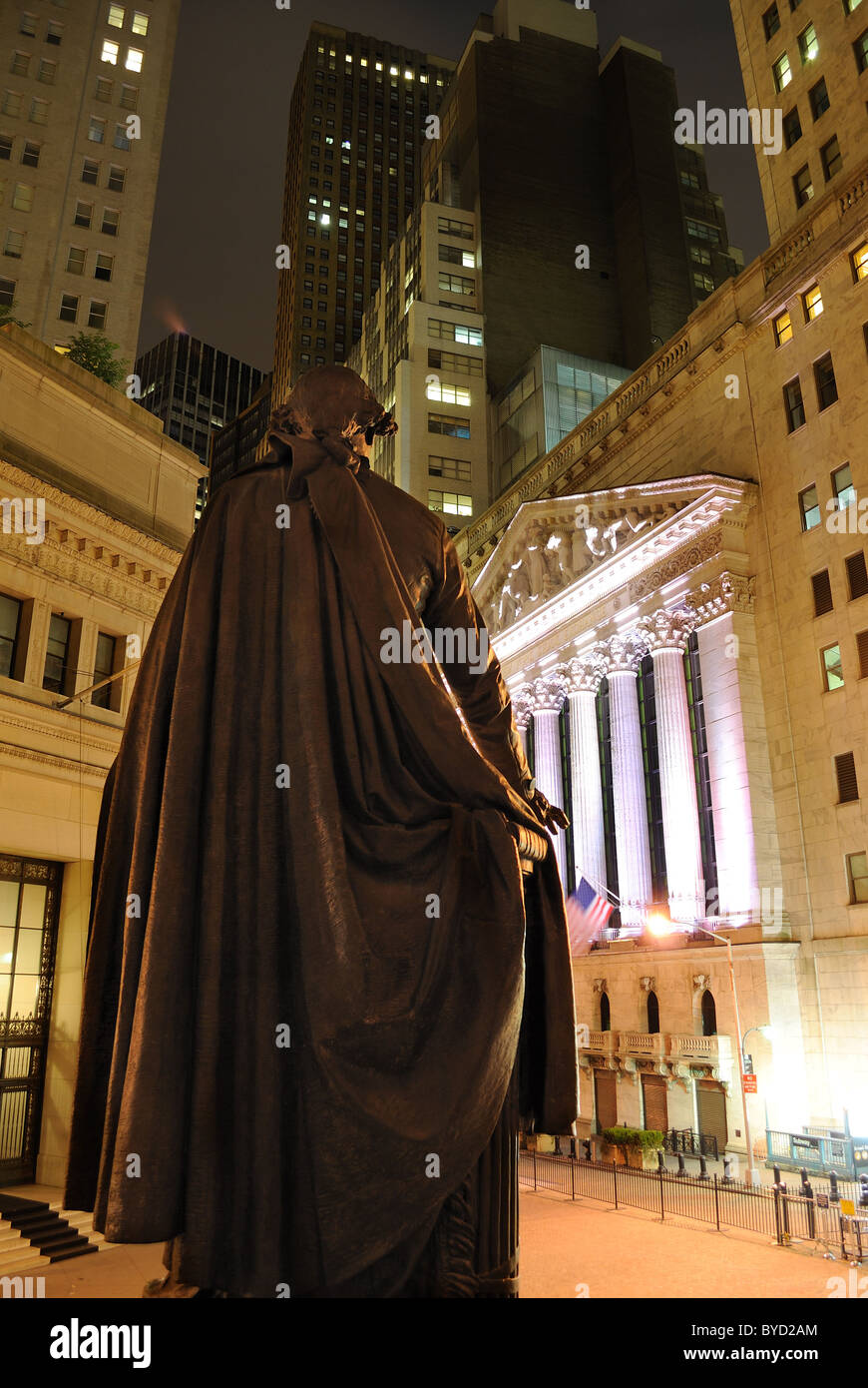 Auf der Suche von Federal Hall an die Ecke Broad Street und Wall Street zu sehen. 22. Mai 2010. Stockfoto