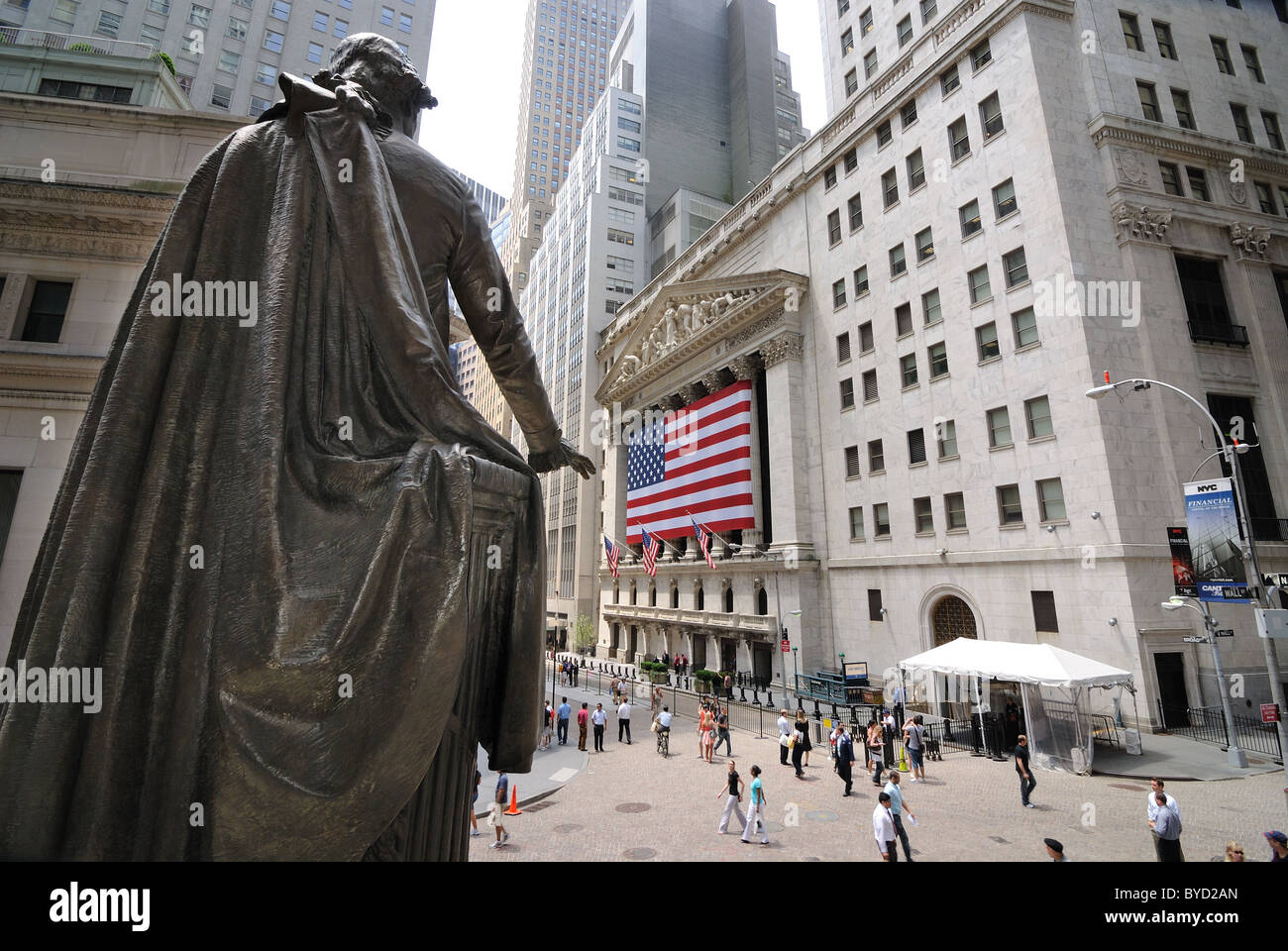 Ein Blick vom Federal Hall und die Statue von George Washington mit Blick auf die Börse an der Wall Street. 6. Juni 2010. Stockfoto