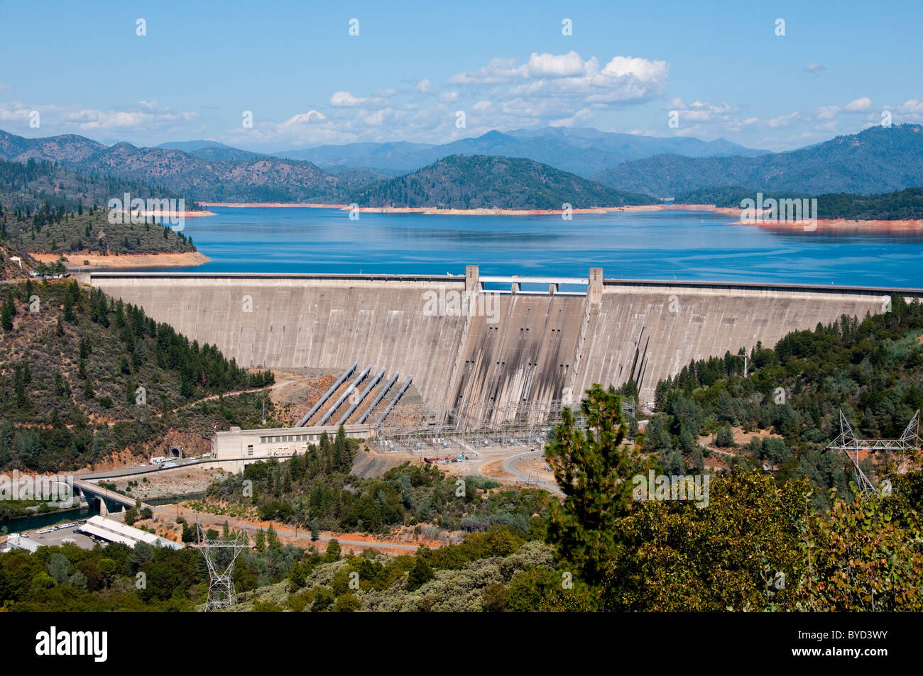 Lake Shasta hinter Shasta Dam in Nordkalifornien bietet Wasserkraft, Bewässerung Foto # California-See-Shasta-cashas105118 Stockfoto