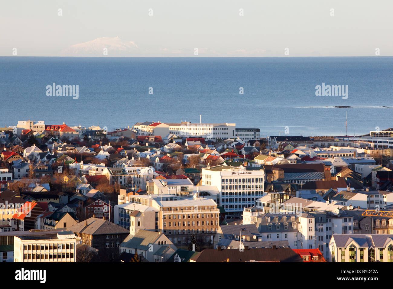 Ein Blick auf die Innenstadt von Reykjavik, Island, mit dem Gletscher Snæfellsjökull in der Ferne. Stockfoto