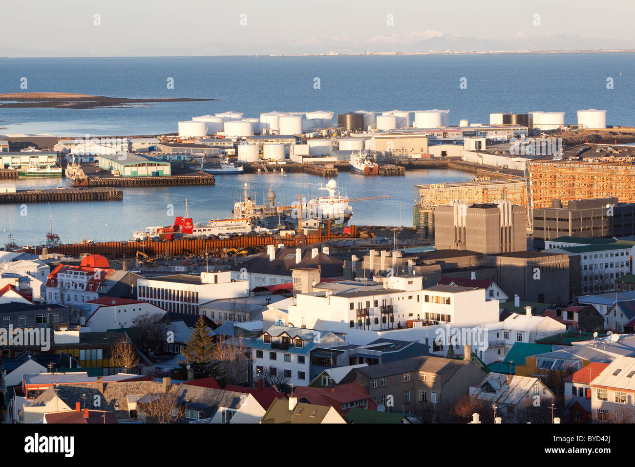 Eine Übersicht der Innenstadt von Reykjavik, Island, und seinen Hafen.  In der Ferne sehen Sie die Stadt Akranes. Stockfoto