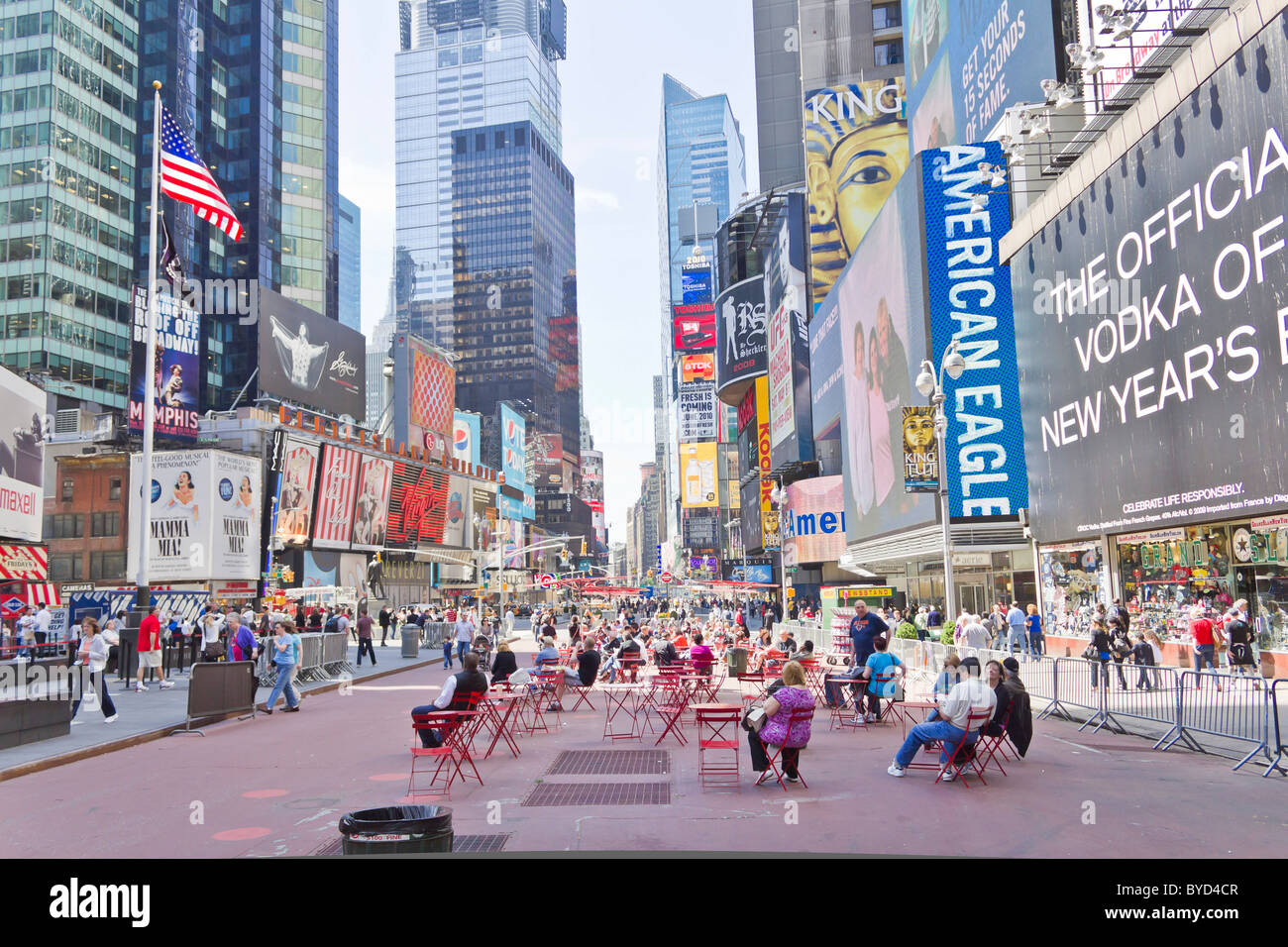 Menschen entspannen am Times Square am 1. Mai 2010, am Tag vor der 2010 Times Square Bombardierung Versuch von Faisal Shahzad Stockfoto