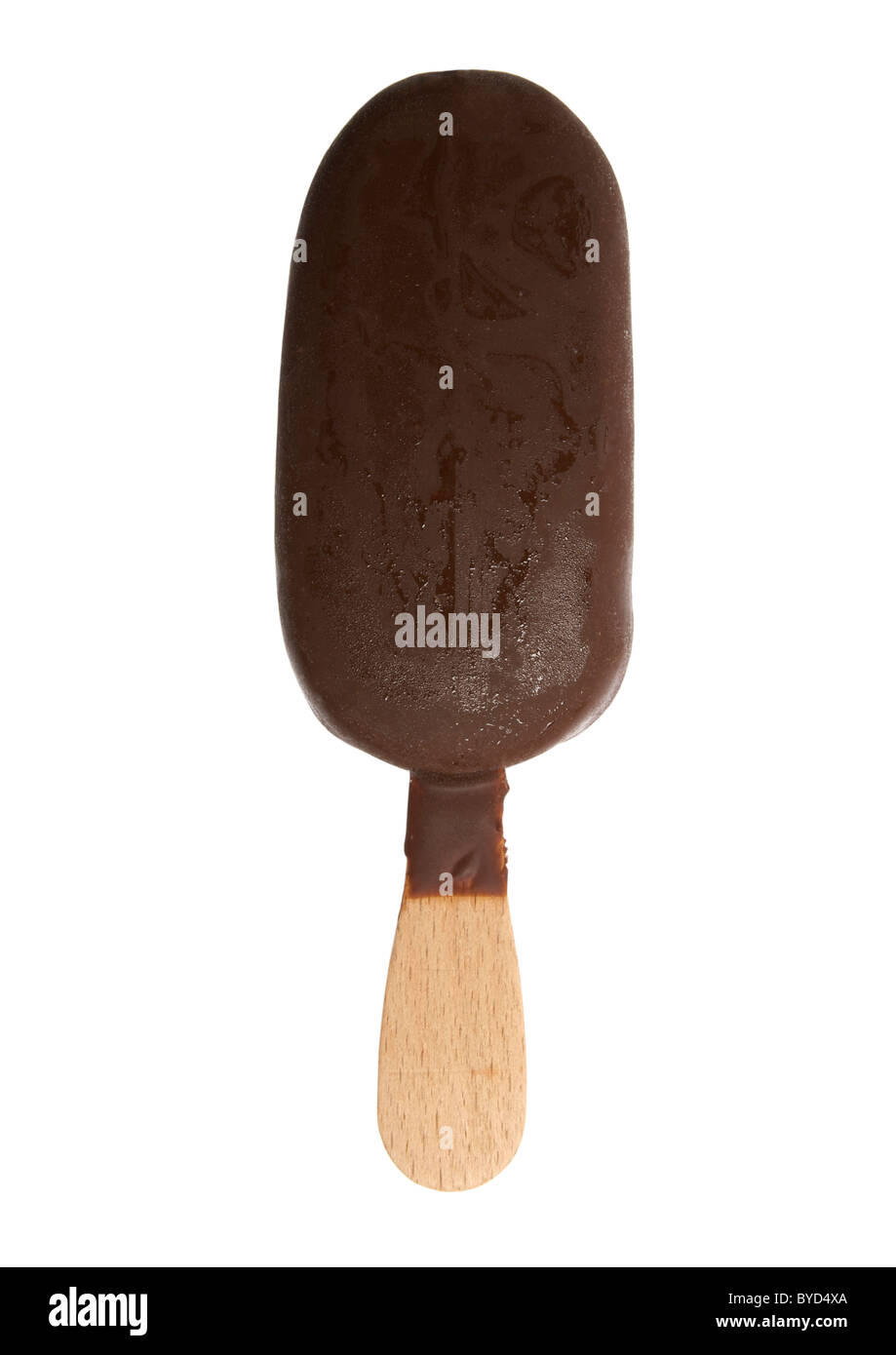 Schokolade Eis am Stiel auf weißem Hintergrund Stockfoto