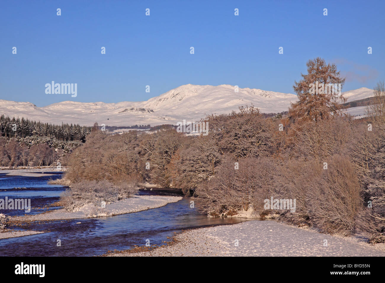 UK Schottland Tayside Perthshire Ben Vrackie in der Nähe von Pilochry im Winter und River Tummel Stockfoto