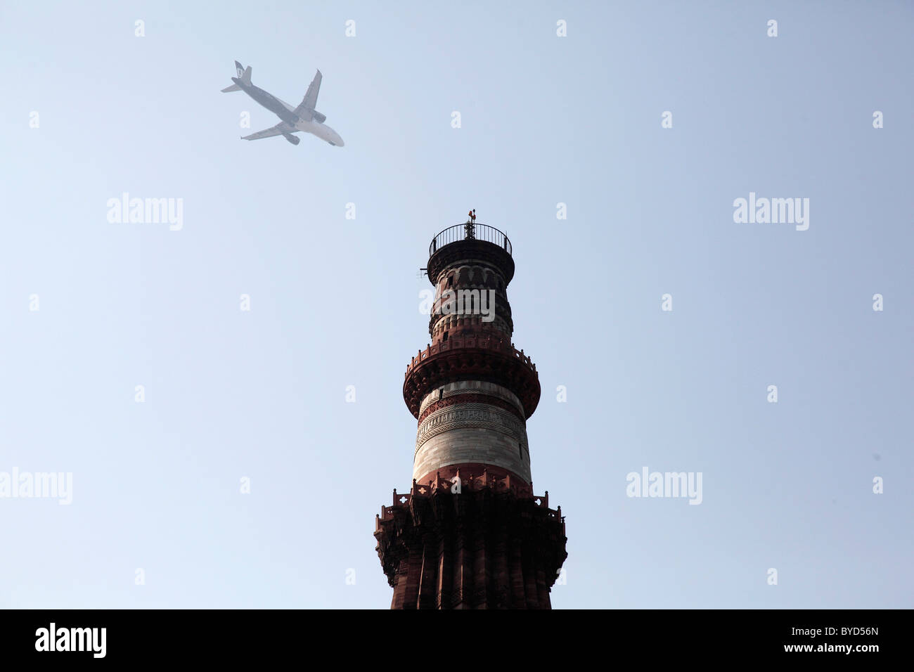 Qutb Minar oder Qutub Minar, die weltweit höchste Ziegel Minarett, mit einem Flugzeug nähert sich Indira Gandhi Airport, UNESCO-Welt Stockfoto